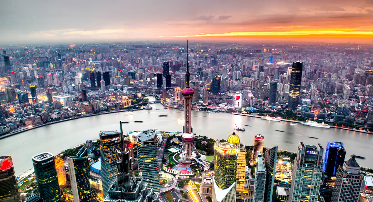 上海，又称“上海滩”，是一座极具现代化而又不失中国传统特色的国际大都市。
